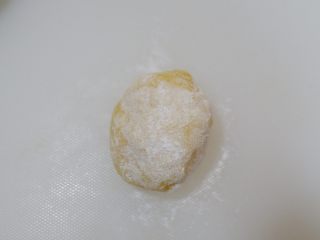 15、迪士尼莎莉鸡草莓大福,在取一块黄色面团,蘸少许熟糯米粉(熟糯米粉就是将糯米生粉用微波炉打1分钟左右,或者用炒锅小火炒熟)