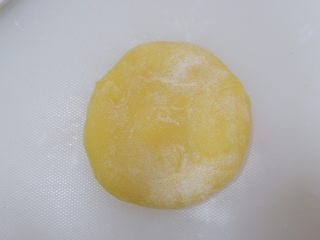 16、迪士尼莎莉鸡草莓大福,用手掌压扁