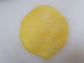 17、迪士尼莎莉鸡草莓大福,把外面的一圈擀薄一点。