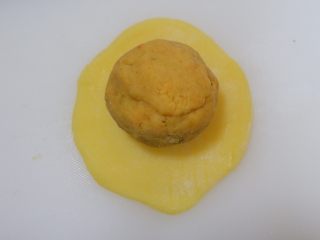 18、迪士尼莎莉鸡草莓大福,将之前包好草莓红薯球放上去