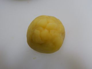 19、迪士尼莎莉鸡草莓大福,往上推糯米皮,包起来收口。