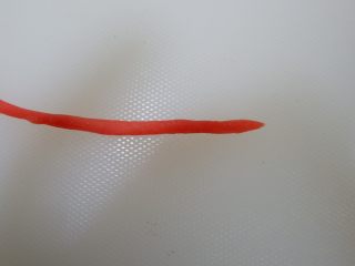 22、迪士尼莎莉鸡草莓大福,在取一块红色面团,搓成长条