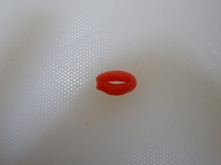 23、迪士尼莎莉鸡草莓大福,切断成适合的长度,弯过来。