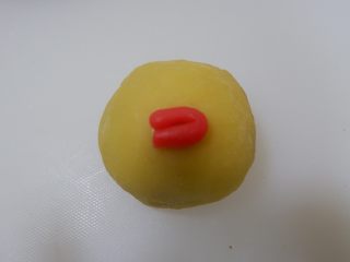 24、迪士尼莎莉鸡草莓大福,粘少许水贴上去,来做莎莉鸡的嘴巴。