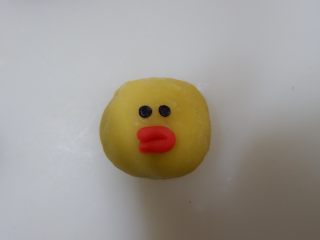 25、迪士尼莎莉鸡草莓大福,在取一点黑色面团搓成圆球粘上去做眼睛。粘好压扁一点。