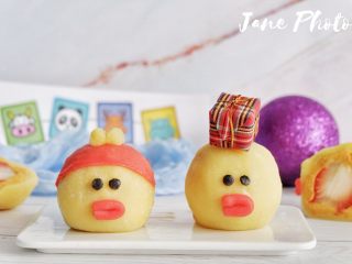 26、迪士尼莎莉鸡草莓大福,最后有剩余的面团,你也可以像我这样做个帽子贴上去=(^.^)=