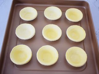 2、蓝莓蛋挞,蛋挞皮提前取出解冻,室温解冻即可,蓝莓洗净备用