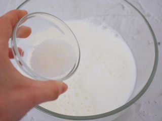 3、蓝莓蛋挞,纯牛奶加入白糖搅拌至白糖融化