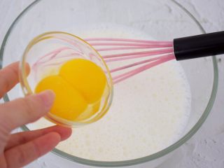 4、蓝莓蛋挞,加入蛋黄,这里只用到蛋黄,蛋清可以留着做别的喔!也可以把蛋清一起加入,这个随自己喜欢