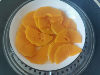 2、南瓜豆沙饼,上锅蒸熟能用筷子扎透