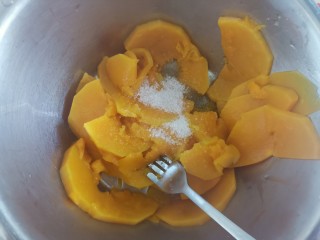 3、南瓜豆沙饼,加入白砂糖压成泥