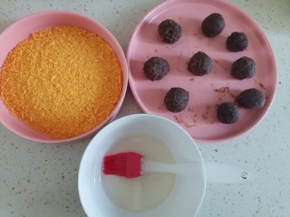 6、南瓜豆沙饼,准备面包糠，豆沙，少许油