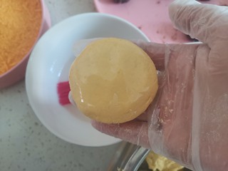 8、南瓜豆沙饼,收口捏紧朝下按扁，两面刷上油