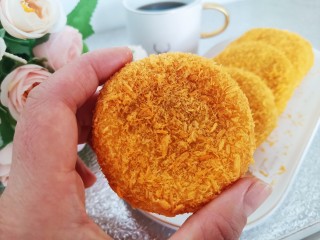 12、南瓜豆沙饼,烤取出来晾凉不烫嘴就可以吃了