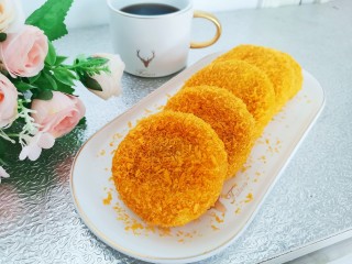 14、南瓜豆沙饼,成品图！阳台拍的光线好点