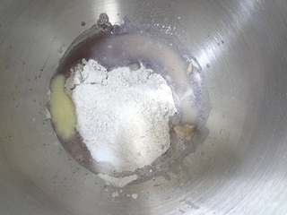 1、 黑米鸡蛋蔬菜汉堡,将除黄油之外的材料加入厨师机桶内