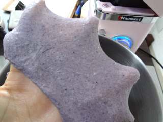 4、 黑米鸡蛋蔬菜汉堡,出现薄膜就可以，因为是粗粮粉不需要打的太足