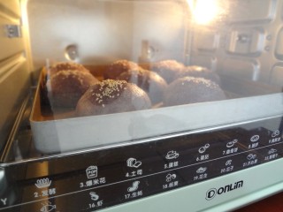 9、 黑米鸡蛋蔬菜汉堡,发酵完成后表面刷水撒上白芝麻放入预热好的烤箱180度20分钟，中途上色盖锡纸