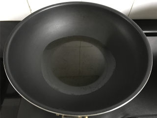 6、茼蒿鸡蛋饼,锅中倒入适量油润锅。