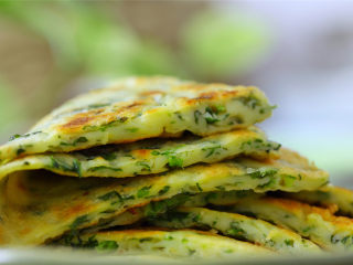 9、茼蒿鸡蛋饼,等面饼稍凉后用刀把它切成想要的大小，就可以吃了。