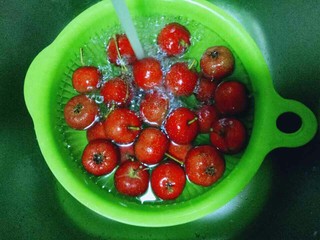 1、零添加山楂罐头,首先将山楂冷水清洗干净。