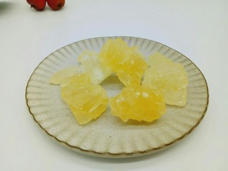 11、零添加山楂罐头,准备好冰糖。(最好选用这种老冰糖)