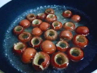 14、零添加山楂罐头,冰糖全部融化后，加入去核的山楂，大火煮5分钟即可。(根据和喜欢来增减煮山楂的时间，但是建议不要煮时间太长，那样山楂会开裂，易碎)