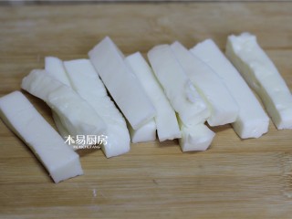 6、脆皮炸鲜奶,把冷藏好的鲜奶糊取出，切成条。