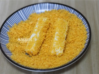 8、脆皮炸鲜奶,再滚一层面包屑。