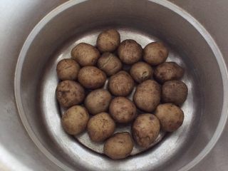 1、香煎土豆饼,土豆洗净，带皮放入高压锅内，水正好盖住土豆。然后开火，高压锅上气后煮8分钟这样。差不多就熟了