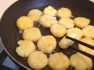 8、香煎土豆饼,及时翻面，宁愿多翻几次，不能一颗煎焦，这是我的原则