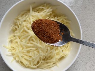 3、土豆丝饼,加一勺麻辣粉，里面有辣椒粉、花椒粉，孜然粉，椒盐