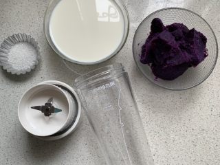 1、紫薯思慕雪,先把材料备好