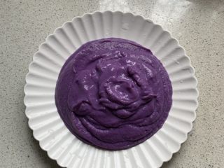 5、紫薯思慕雪,倒入盘中