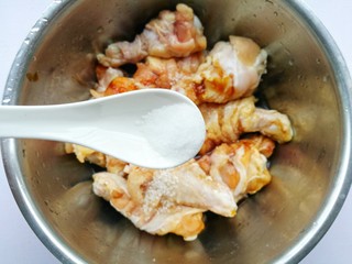 5、外酥里嫩的黄金炸鸡腿,一勺盐。