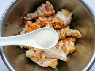 6、外酥里嫩的黄金炸鸡腿,一勺糖。