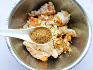 7、外酥里嫩的黄金炸鸡腿,1勺五香粉。