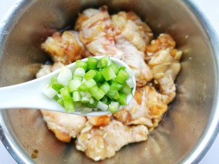 9、外酥里嫩的黄金炸鸡腿,1勺葱花。