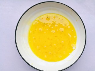 13、外酥里嫩的黄金炸鸡腿,打散。