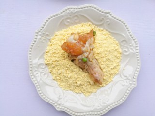 15、外酥里嫩的黄金炸鸡腿,鸡腿依次裹上一层淀粉。