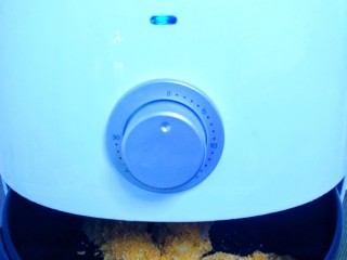 19、外酥里嫩的黄金炸鸡腿,200℃炸15分钟。