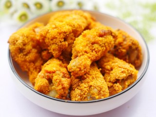 23、外酥里嫩的黄金炸鸡腿,蘸一点番茄酱口感更好。