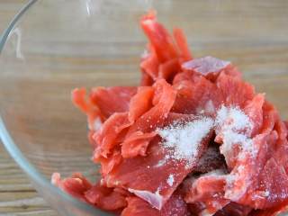 1、好吃到根本停不下来的孜然牛肉便当,牛肉切片,倒入盐、老抽、 淀粉、料酒、麻油搅拌均匀,腌制20分钟。