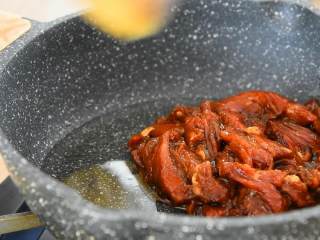 2、好吃到根本停不下来的孜然牛肉便当,锅中倒入3大勺油,约五成热时下腌制好的牛肉,迅速炒散。