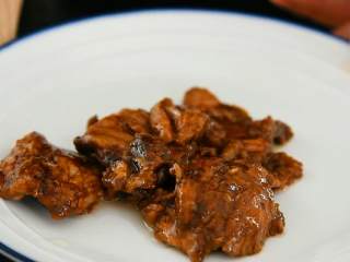 3、好吃到根本停不下来的孜然牛肉便当,待牛肉炒至变色,盛出备用。