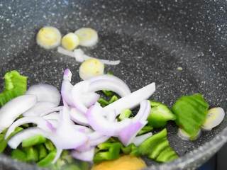 4、好吃到根本停不下来的孜然牛肉便当,用之前炒牛肉剩下的油,下姜、葱、蒜爆香后再放青椒、洋葱、蚝油和2勺糖翻炒均匀。