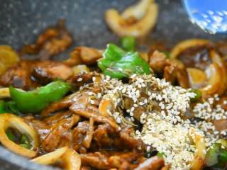 5、好吃到根本停不下来的孜然牛肉便当,随后加入炒好的牛肉、与白芝麻、孜然翻炒均匀即可出锅。