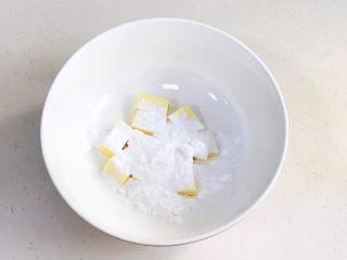 2、小猪曲奇,黄油切块软化，手指轻轻按压下去即可，加入糖粉。