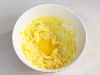 4、小猪曲奇,分三次加入鸡蛋液搅打均匀。