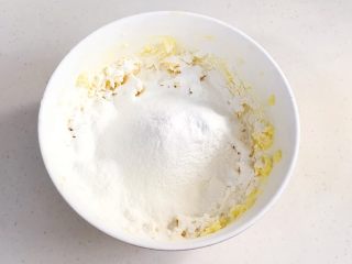 6、小猪曲奇,筛入低筋面粉。